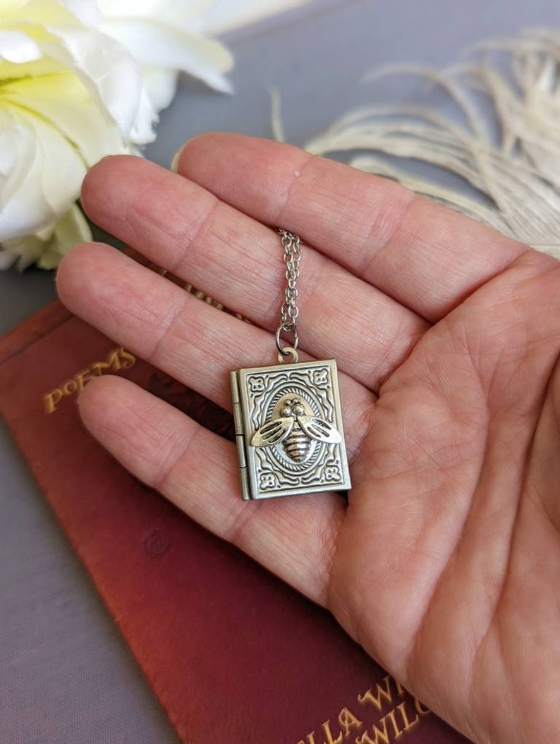 Collier médaillon livre Abeille, Pendentif breloque délicate en argent, Cadeau pour lectrice