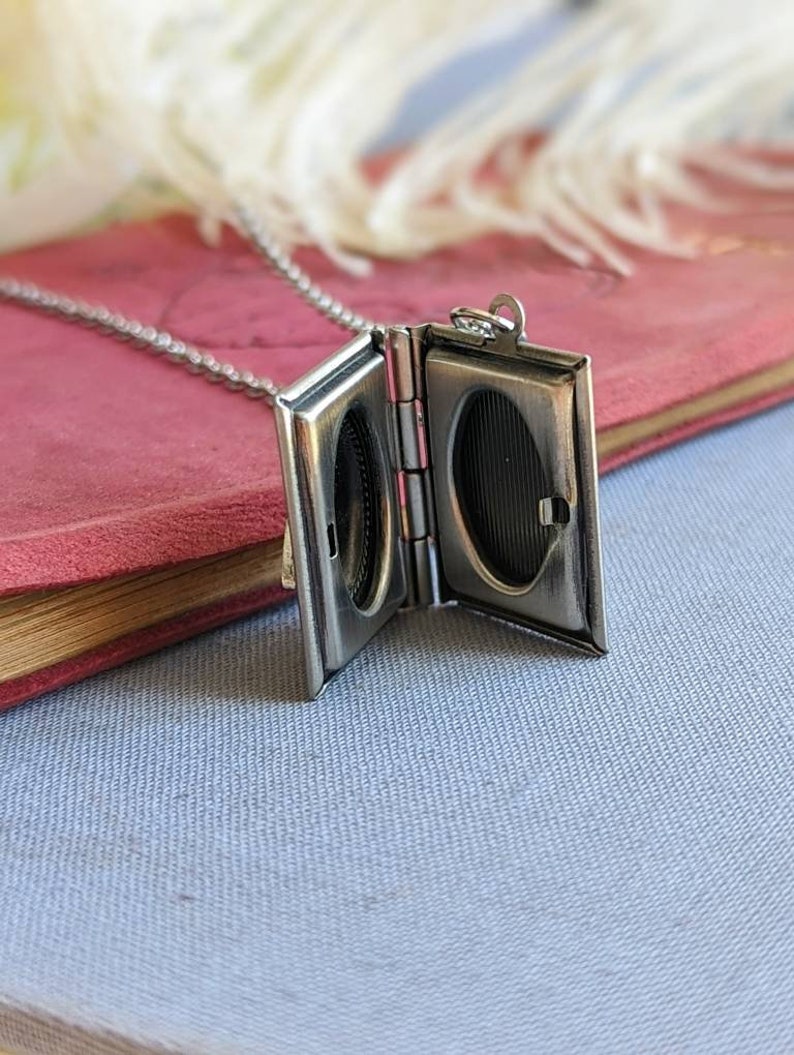 Collier médaillon livre Abeille, Pendentif breloque délicate en argent, Cadeau pour lectrice