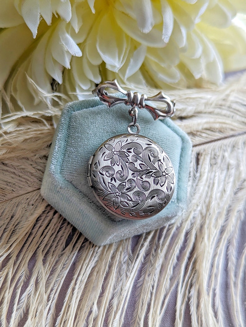 Silver round floral etched locket brooch pin by Papillion Era