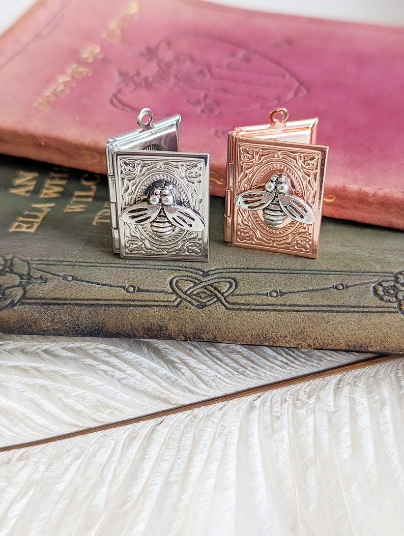 Collier médaillon livre Abeille, Pendentif breloque délicate en argent, Cadeau pour lectrice
