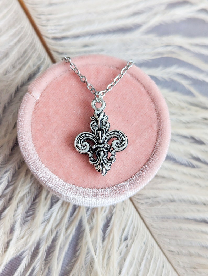 Pewter Fleur De Lis Necklace: French Themed Mardi Gras Jewelry