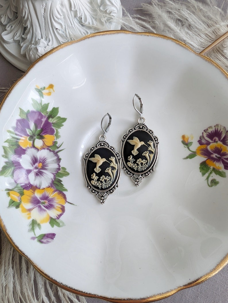 Collier Camée Colibri : Pendentif Gothique en Argent Antique