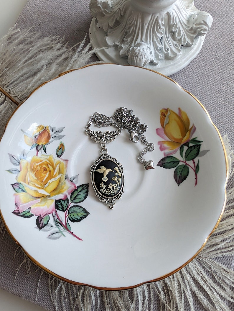 Collier Camée Colibri : Pendentif Gothique en Argent Antique