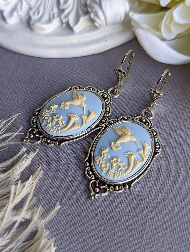 Collier Camée Colibri : Pendentif Gothique en Argent Antique