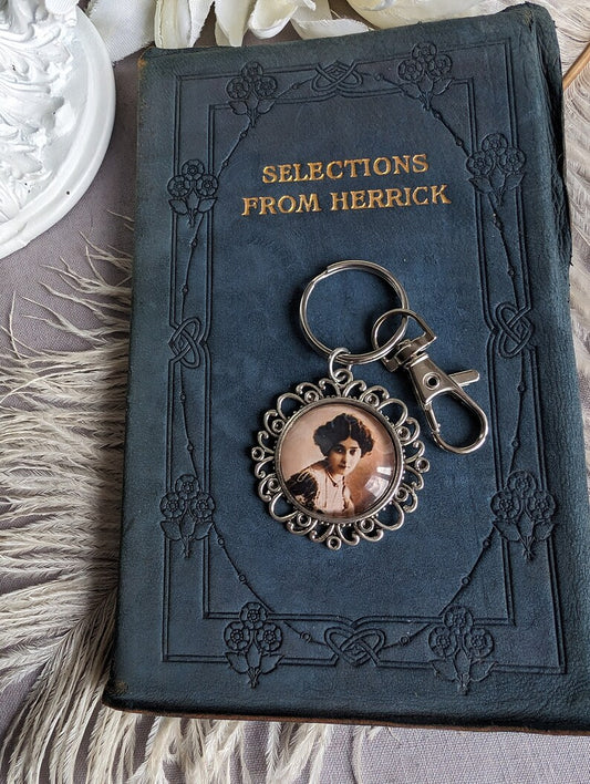 Vintage Woman Portrait Keychain: Retro Fashion Bag Charm