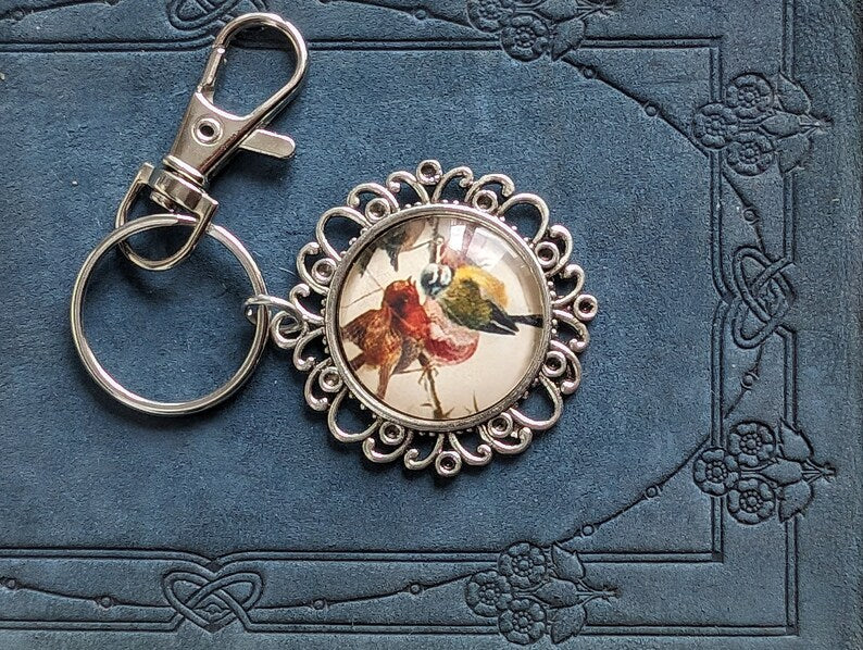 Porte-clés oiseau d'inspiration vintage : breloque de sac personnalisée avec initiale