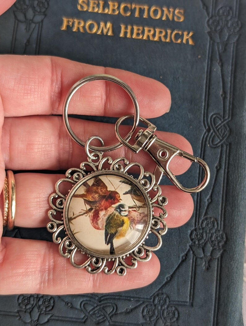 Porte-clés oiseau d'inspiration vintage : breloque de sac personnalisée avec initiale