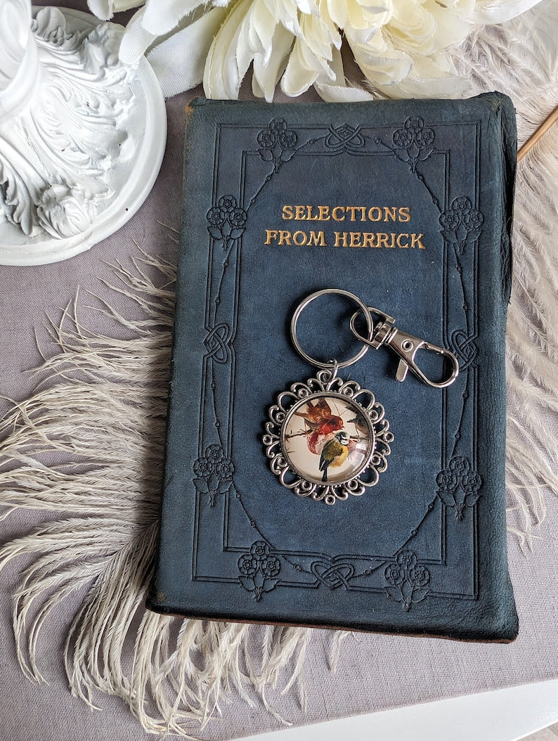 Porte-clés oiseau d'inspiration vintage : breloque de sac personnalisée avec initiale