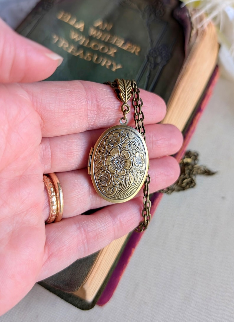 Floral Embossed Oval Locket Necklace: Vintage Style Keepsake Jewelry