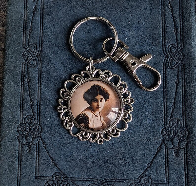 Vintage Woman Portrait Keychain: Retro Fashion Bag Charm