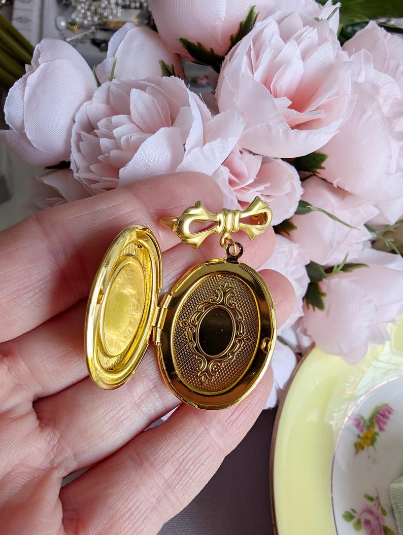 Gold Floral Locket Brooch: Vintage Style Wedding Bouquet Charm