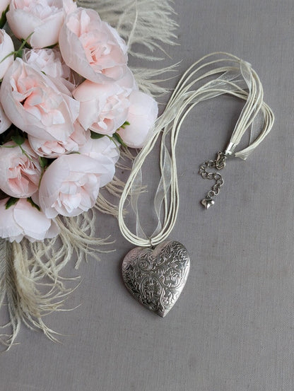 Tour de cou médaillon cœur gravé floral, collier ruban plaqué argent