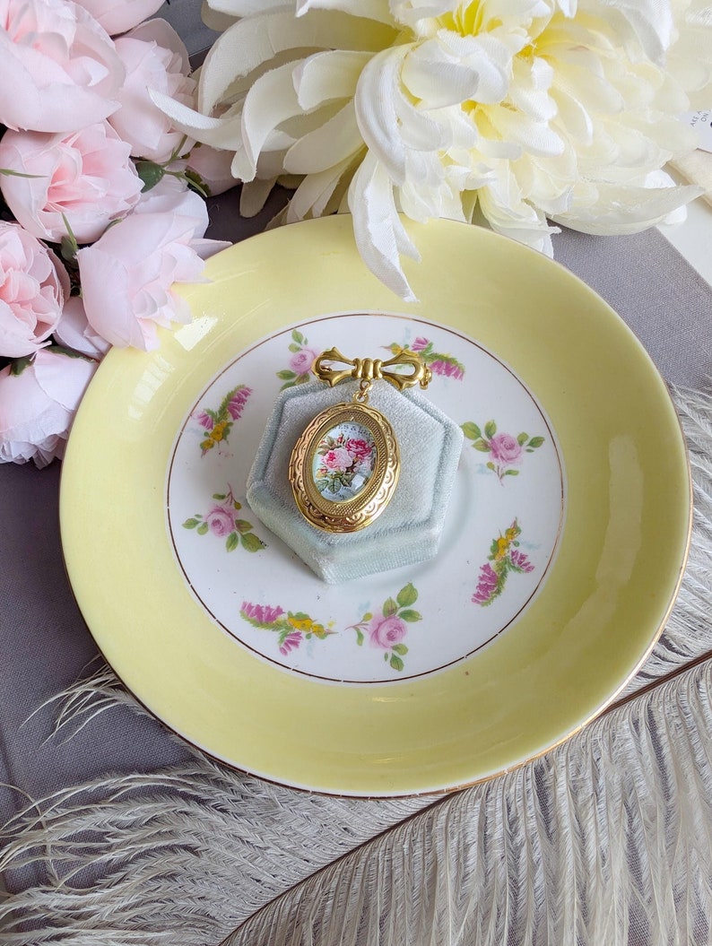 Gold Floral Locket Brooch: Vintage Style Wedding Bouquet Charm