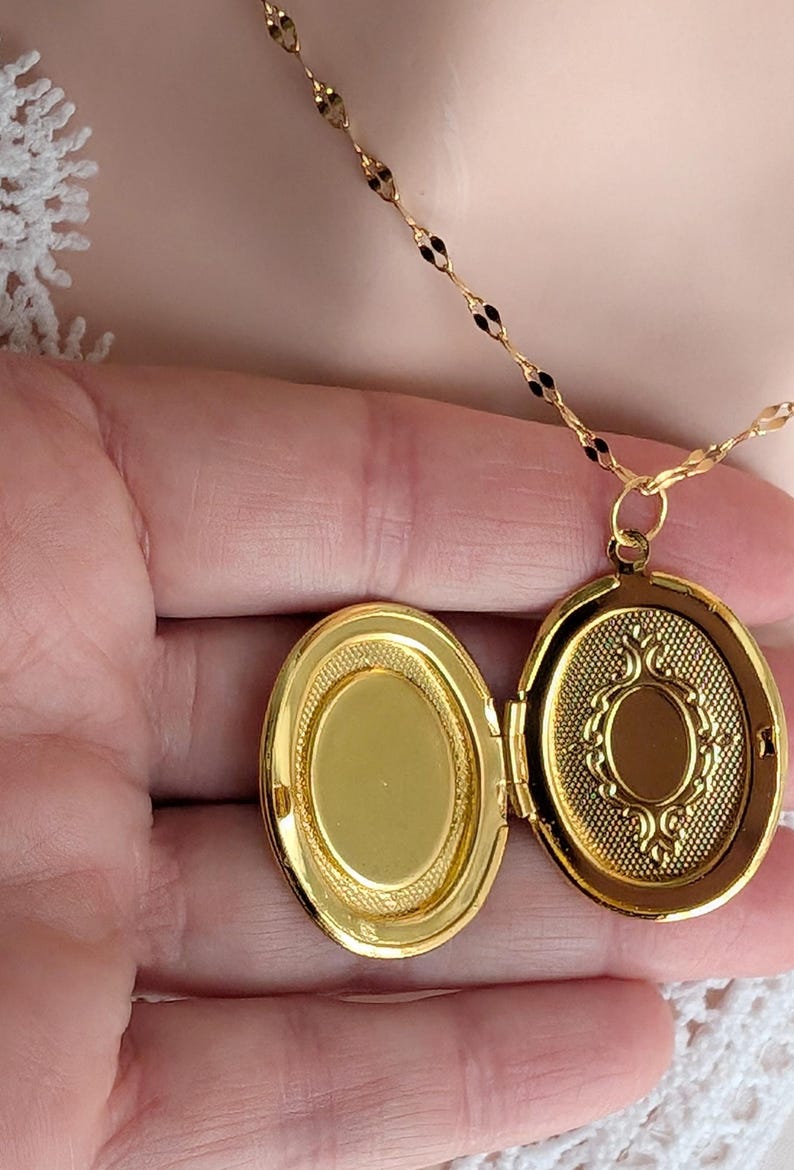 Golden Floral Locket Necklace: Vintage Inspired Photo Keepsake