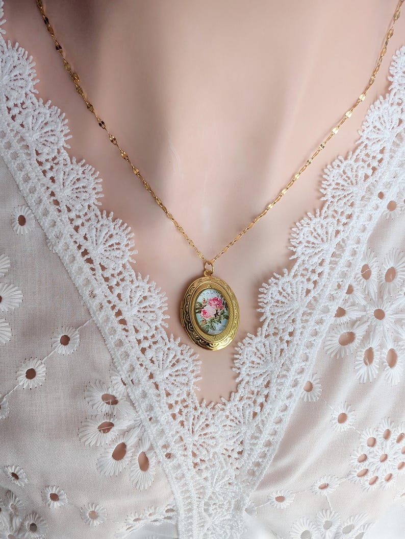 Golden Oval Floral Locket Necklace with Vintage Style Lip Chain