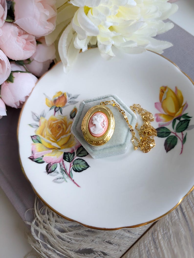 Oval Cameo Locket Necklace: Golden Vintage Style Keepsake