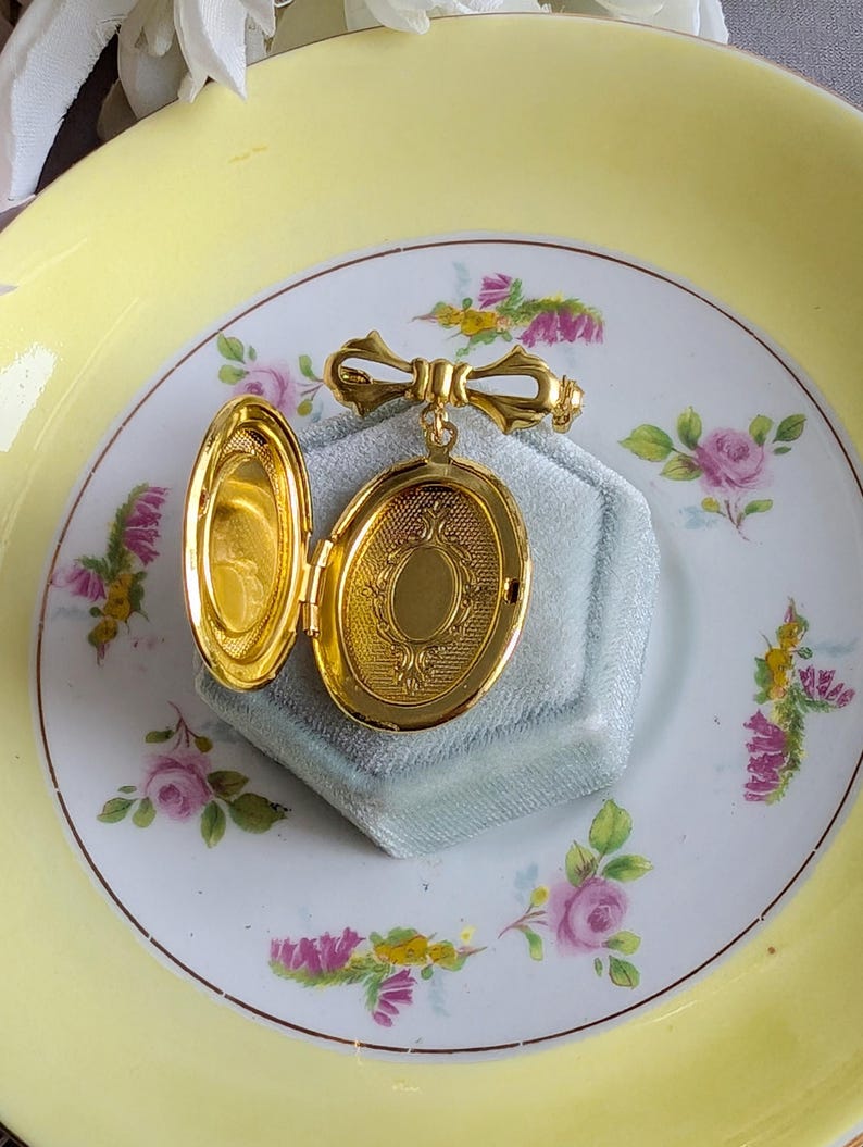 Gold Floral Locket Brooch: Vintage Style Wedding Bouquet Charm