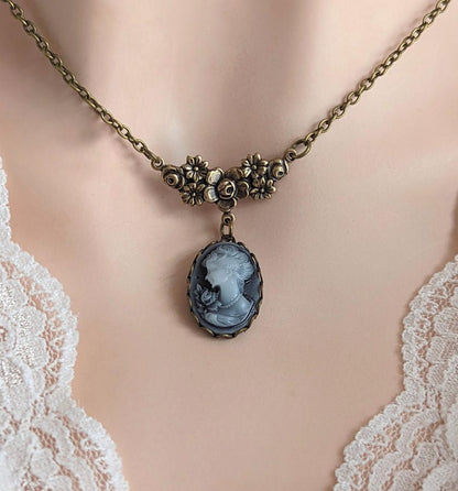 Collier camée bleu : portrait de femme vintage sur pendentif en laiton oxydé