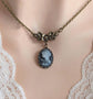 Collier camée bleu : portrait de femme vintage sur pendentif en laiton oxydé