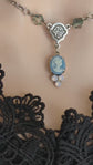 Collier pendentif camée bleu avec opales rose pâle, bijoux victoriens