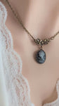 Collier camée bleu : portrait de femme vintage sur pendentif en laiton oxydé