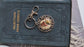 Porte-clés oiseau d'inspiration vintage : breloque de sac personnalisée avec initiale