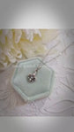 Collier délicat Fleur de Lys, Bijoux franco-canadiens