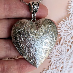 Valentines Day Gift, Silver Heart Locket Necklace, Antique Silver Necklace, Etched Floral Locket, Memory Necklace, Photo Locket