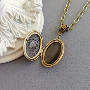 Oval Locket Necklace, Vintage Style Floral Embossed Locket, Chunky Chain Necklace, Wife Keepsake Jewelry Gift for Her Anniversary
