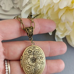 Oval Locket Necklace, Vintage Style Floral Embossed Locket, Chunky Chain Necklace, Wife Keepsake Jewelry Gift for Her Anniversary