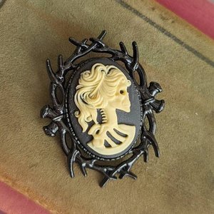 Day of The Dead Brooch, Lady Skull Brooch, Zombie Woman, Lolita Cameo Brooch, Skeleton Jewelry, Halloween Accessories