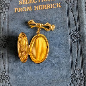Gold Plated Oval Locket Brooch, Bridal Bouquet Charm, Embossed Floral Locket, Vintage Style, Wedding Memory Pin, Bride Wedding Gift