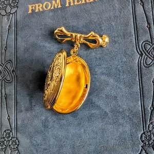 Gold Plated Oval Locket Brooch, Bridal Bouquet Charm, Embossed Floral Locket, Vintage Style, Wedding Memory Pin, Bride Wedding Gift