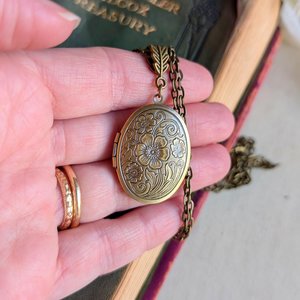 Floral Embossed Oval Locket Necklace: Vintage Style Keepsake Jewelry