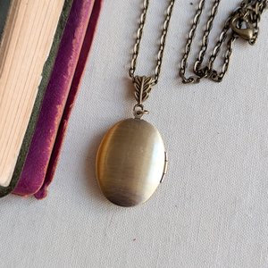 Floral Embossed Oval Locket Necklace: Vintage Style Keepsake Jewelry