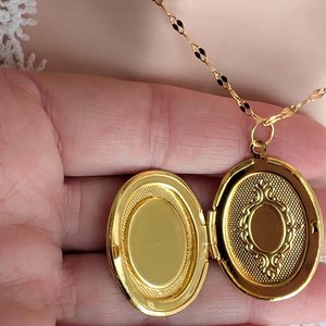 Golden Oval Locket Necklace with Floral Image, Vintage Inspired Locket, Floral Keepsake Jewelry, Antique Style Photo Memory Pendant