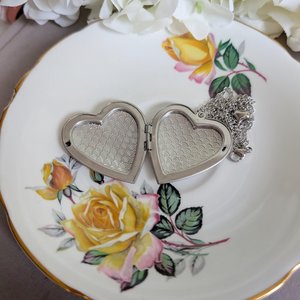 Silver Plated Heart Locket Necklace – Art Deco Engraved Pendant, Vintage Style Jewelry Gift for Her