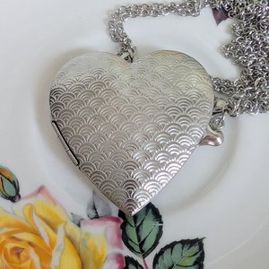 Silver Plated Heart Locket Necklace – Art Deco Engraved Pendant, Vintage Style Jewelry Gift for Her