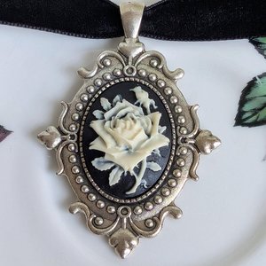 Ivory on Black Rose Cameo Choker Necklace – Gothic Velvet Ribbon Choker with Vintage Style Pendant