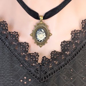 Ivory on Black Rose Cameo Choker Necklace – Gothic Velvet Ribbon Choker with Vintage Style Pendant