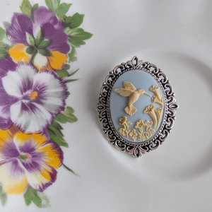 Hummingbird Cameo Brooch: Lacy Silvertone Vintage Style Pin