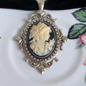 Gothic Cameo Choker Necklace – Vintage Setting on Black Velvet Ribbon