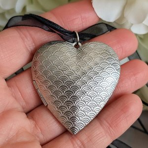Silver Puffy Heart Locket Choker with Velvet Ribbon, Pendant Necklace with Engraved Arch Pattern, Valentine's Gift for Her