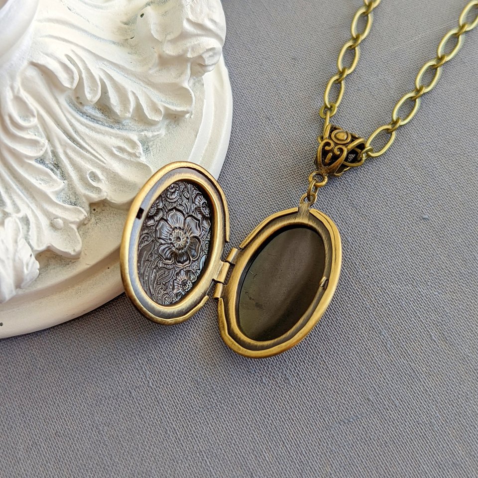 Oval Locket Necklace, Vintage Style Floral Embossed Locket, Chunky Chain Necklace, Wife Keepsake Jewelry Gift for Her Anniversary