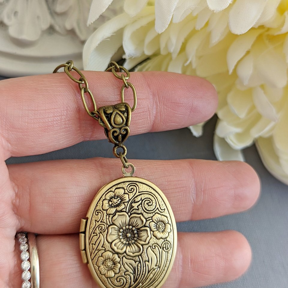 Oval Locket Necklace, Vintage Style Floral Embossed Locket, Chunky Chain Necklace, Wife Keepsake Jewelry Gift for Her Anniversary