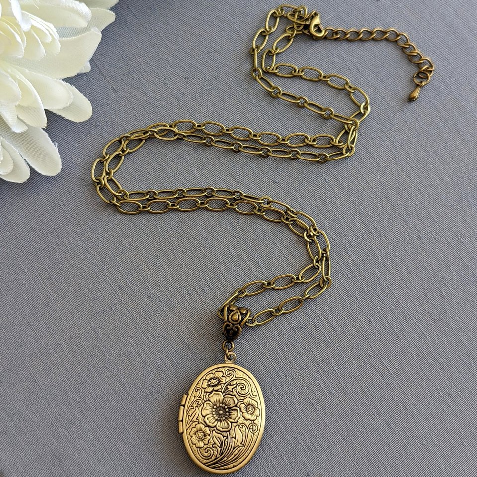 Oval Locket Necklace, Vintage Style Floral Embossed Locket, Chunky Chain Necklace, Wife Keepsake Jewelry Gift for Her Anniversary