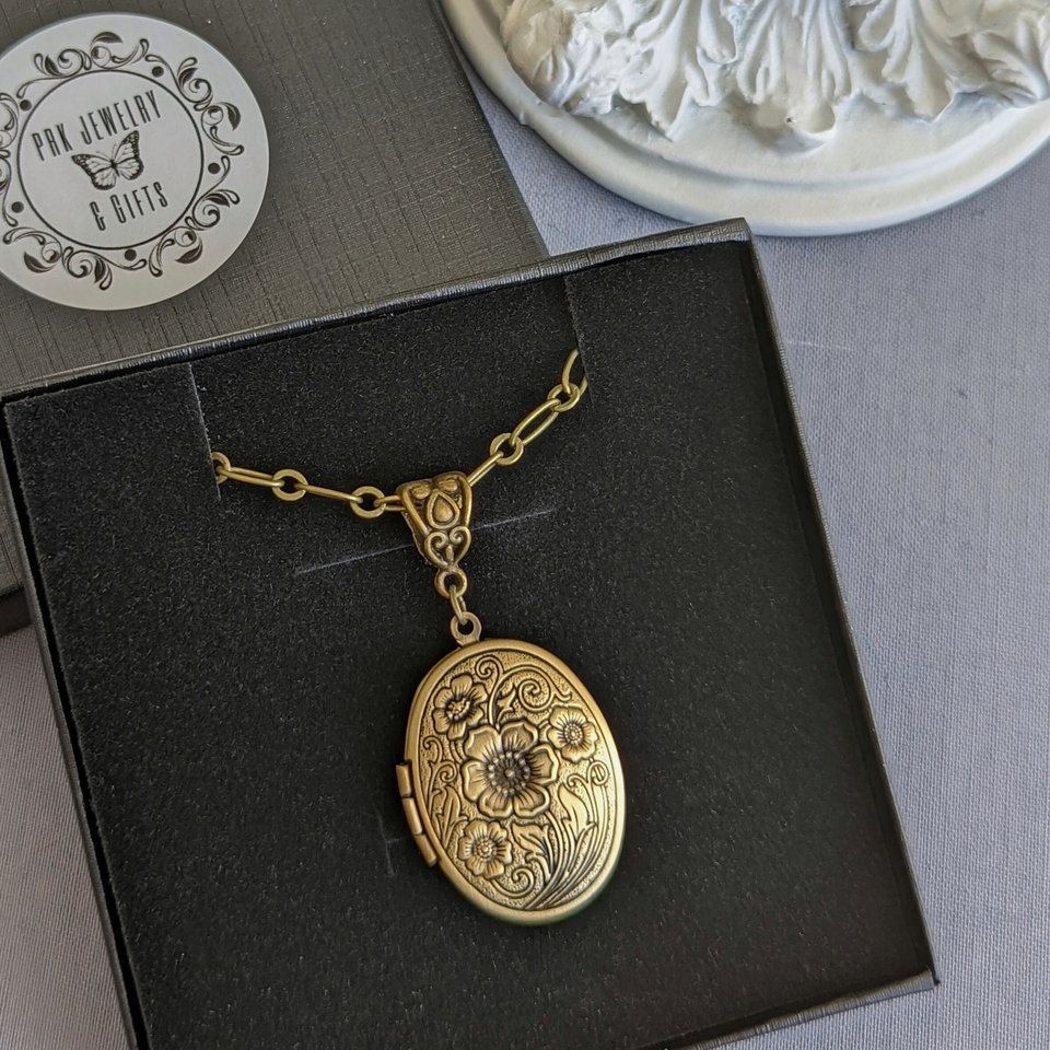 Oval Locket Necklace, Vintage Style Floral Embossed Locket, Chunky Chain Necklace, Wife Keepsake Jewelry Gift for Her Anniversary