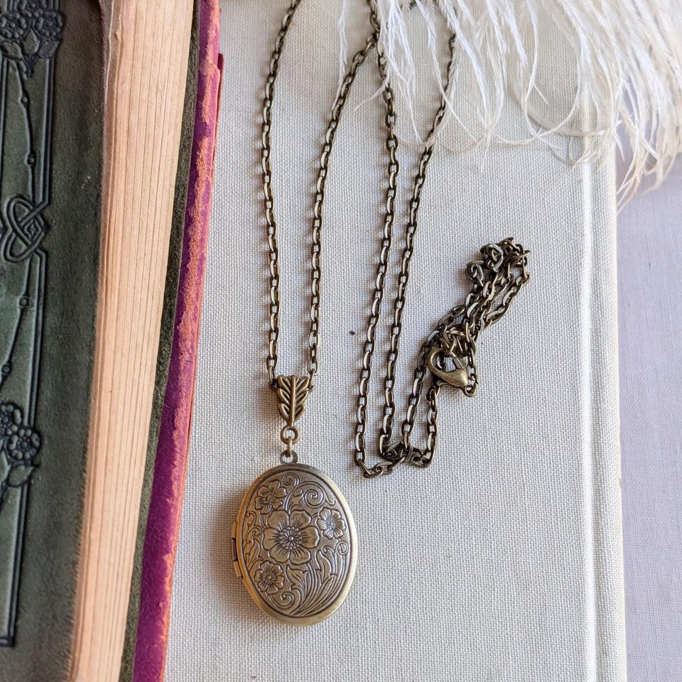 Floral Embossed Oval Locket Necklace: Vintage Style Keepsake Jewelry