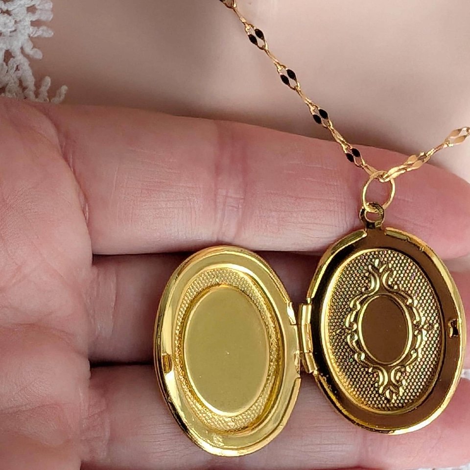 Golden Oval Locket Necklace with Floral Image, Vintage Inspired Locket, Floral Keepsake Jewelry, Antique Style Photo Memory Pendant