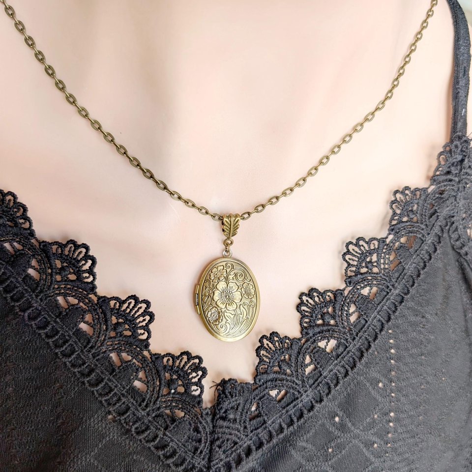 Floral Embossed Oval Locket Necklace: Vintage Style Keepsake Jewelry